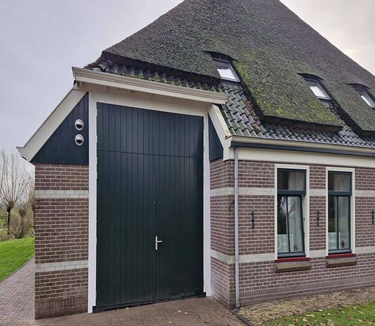 Accoya staldeuren, Accoya stolpstel, Accoya terrasdeuren, Accoya tuindeuren, dubbele vouwdeuren van Accoya, Kozijnen van Kuiters, kozijnen van hout, houten kozijnen, houten deuren, houten ramen, deur van hout, duurzame kozijnen, isolatie kozijnen, vouwdeuren, harmonica vouwdeuren, vouwpui, schuifpui, hf schuifpui, schuifdeuren, veranda deuren,