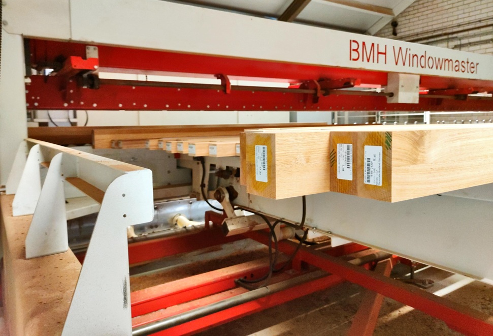 Kozijnen van Kuiters, kozijnen van hout, houten kozijnen, houten deuren, houten ramen, deur van hout, duurzame kozijnen, isolatie kozijnen, Afzelia kozijnen, kozijn van Afzelia, Afzelia bekleding,